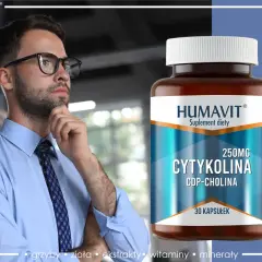 Mężczyzna w okularach zastanawia się nad suplementem diety z cytykoliną, który wspiera skupienie umysłu.